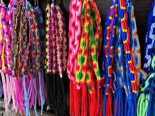 aros y pulceras de colores a la venta en el mercado de artesanías