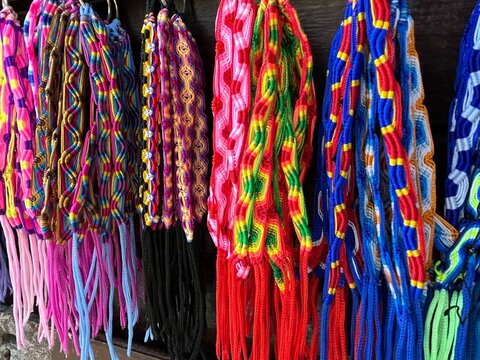 aros y pulceras de colores a la venta en el mercado de artesan&iacute;as