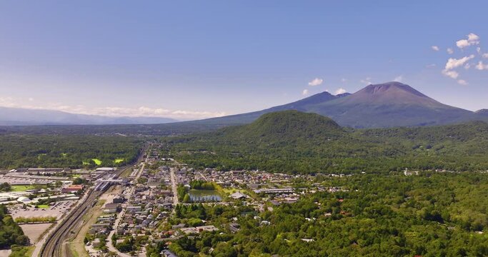 空撮 - 日本の長野県軽井沢町 市街地 浅間山 ビジネス素材 観光素材 左ドリー