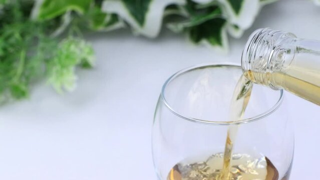 グラスにお酒を注ぐ、飲酒の楽しみ、