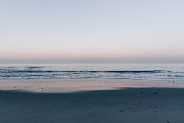 Fototapeta na wymiar Sunrise on Santa Monica beach