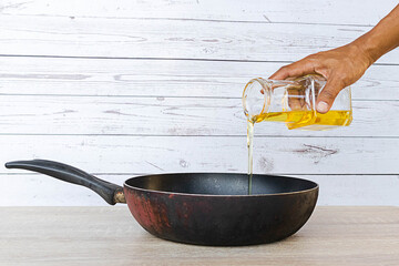 Pour vegetable oil into the pan to cook. Old or used cooking oil can be recycled.	 - obrazy, fototapety, plakaty