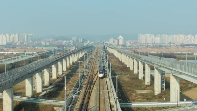 Korea's high-speed railway is passing the bridge, KTX