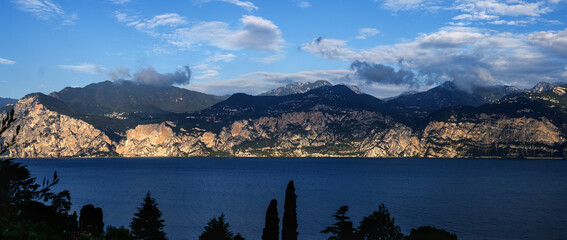 Im Hintergrund die Hochebene des Nationalparks Alto Garda Bresciano mit den Bergdörfer von Tremosine am Gardasee. - obrazy, fototapety, plakaty