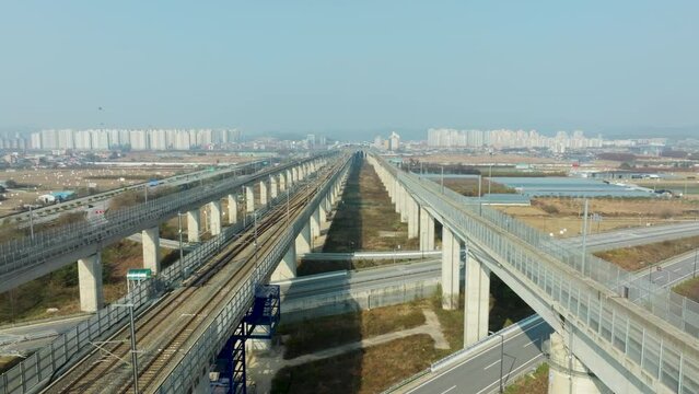 Korea's high-speed railway is passing the bridge, KTX