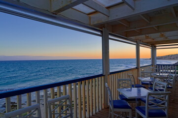 Blick aus dem Strandrestaurant Palmita auf den Sonnenuntergang mit fantastischen Farben am Himmel Costa Calma