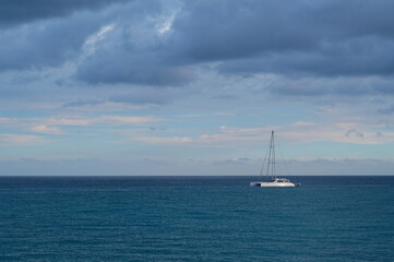 Fototapeta premium Segelboot Katamaran vor Anker bei Costa Calma auf Fuerteventura