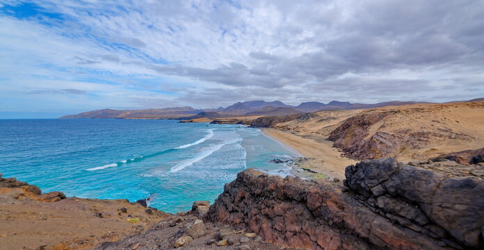 Playa del Viejo Reyes bei La Pared Westk&uuml;ste Fuerteventura mit Blick auf die Berge, Wellen und Surfer