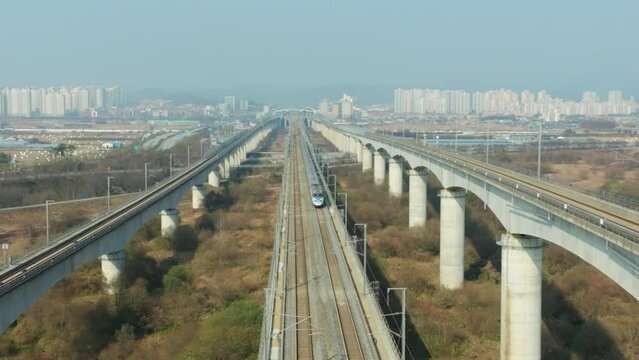 Korea's high-speed railway is passing the bridge, KTX
