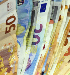 viele Euro Geldscheine, Bargeld, Banknoten, Lohn, Gehalt, Miete, Nebenkosten, Steuern, Reichtum,...