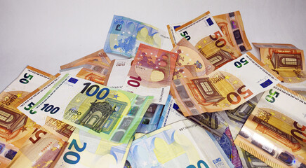 viele Euro Geldscheine, Bargeld, Banknoten, Lohn, Gehalt, Miete, Nebenkosten, Steuern, Reichtum,...