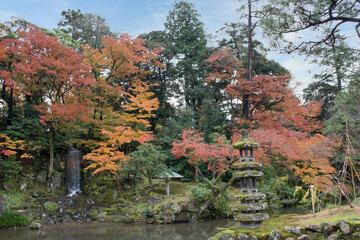 紅葉の兼六園の瓢池の翠滝と海石塔