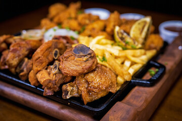 porção de carne porco batatinha frita frango