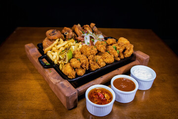 porção de carne porco batatinha frita frango