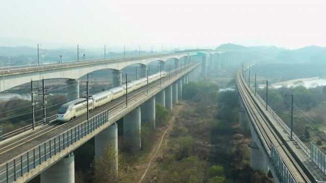 Korea's high-speed railway is passing the bridge, KTX