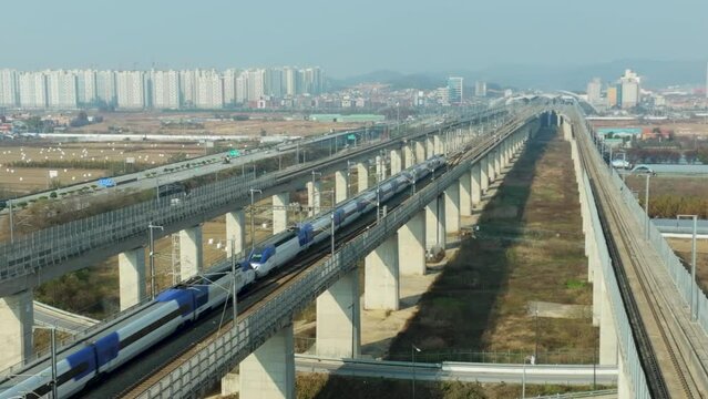 Korea's high-speed railway is passing the bridge, KTX