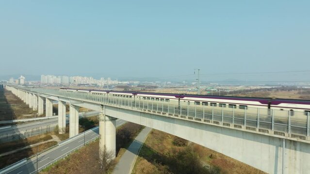 Korea's high-speed railway is passing the bridge, KTX