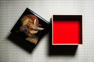 鶴の柄の黒い重箱