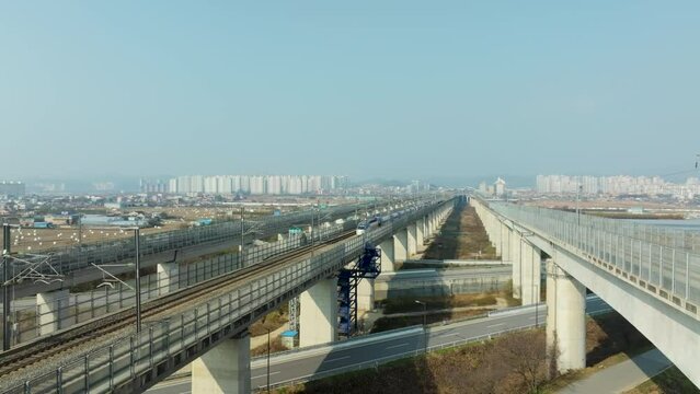 Korea's high-speed railway is passing the bridge, KTX