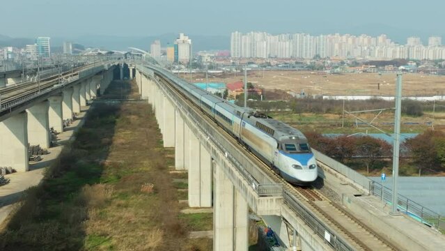 Korea's high-speed railway is passing the bridge, KTX