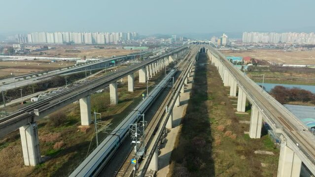 Korea's high-speed railway is passing the bridge, KTX