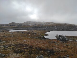 skandinavische steppe tundra weite reise bewölkt einsamer berg