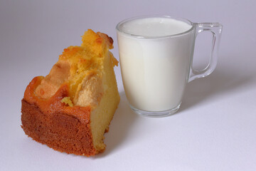bicchiere di latte e fetta di torta