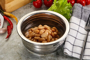 White canned beans in the bowl
