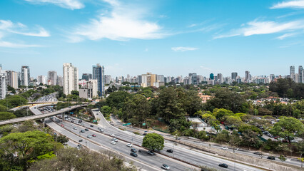Fototapeta na wymiar Av 23 de Maio, São Paulo. Céu aberto com bastante vegetação. 
