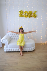 criança menina princesa comemorando ano novo com alegria, 2024