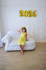 criança menina princesa comemorando ano novo com alegria, 2024