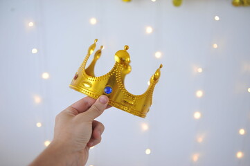 coroa de rei dourada aa