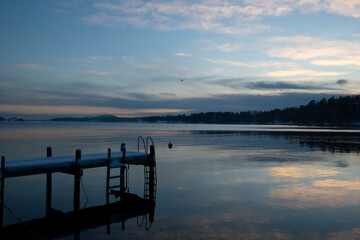 Fototapeta na wymiar sunset on the lake in winter