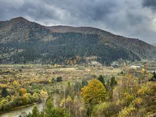 Obraz premium The landscape of Carpathian Mountains in the cloudy weather. Perfect weather condition in the spring season