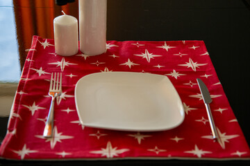 Nakrycie do stołu talerz na czerwonym obrusie