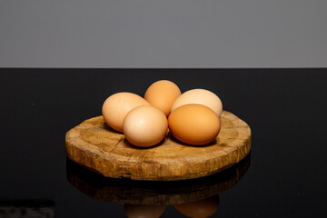 Jajka na drewnianej desce na stole