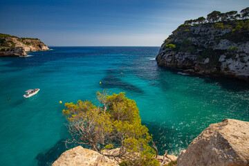 Letni urlop i wakacje na wyspie Menorca, krajobraz - 699795849