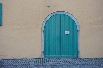 Sign Keep entrance clear  at green gate- Schild Ausfahrt freihalten an grünem Tor