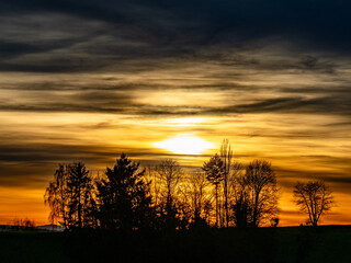 Abendstimmung über karger Landschaft im Winter