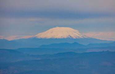 Fototapeta premium Aerial View of Mt St Helens - WA
