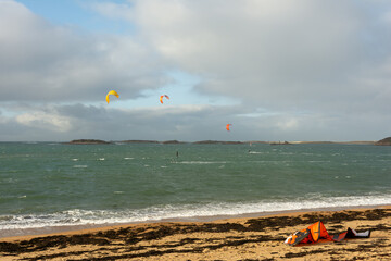 Kitesurf sur une plage en Bretagne
