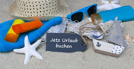 Strand Accessoires mit dem Text jetzt Urlaub buchen.