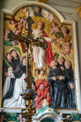 Altar und Heiligenfiguren in einer bretonischen Kirche