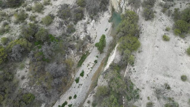 Ca&ntilde;&oacute;n de las lajas, un paisaje des&eacute;rtico en San Luis Potos&iacute;, M&eacute;xico. En medio del desierto, la arena blanca y la sequ&iacute;a hay un arrollo peque&ntilde;o al que rodea algunos &aacute;rboles.