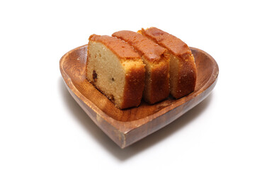 白背景の皿にのせたパウンドケーキ