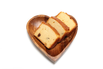 白背景の皿にのせたパウンドケーキ