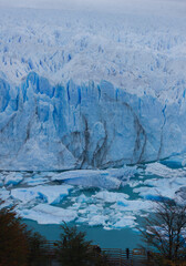 Glaciar perito moreno y el lago argentino con deshielo