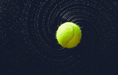 Pelota de tenis mojada arrojada al aire