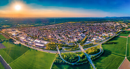 Mit der Drohne über Viernheim in Hessen, Landschaftsbild aus der Luft. 