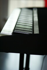 Gros plan sur un piano synthétiseur noir par Mathis Cuisinaud